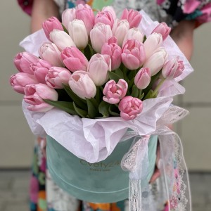Цветы в круглой шляпной коробке Букет из розовых тюльпанов в шляпной коробке "Бонжюр"